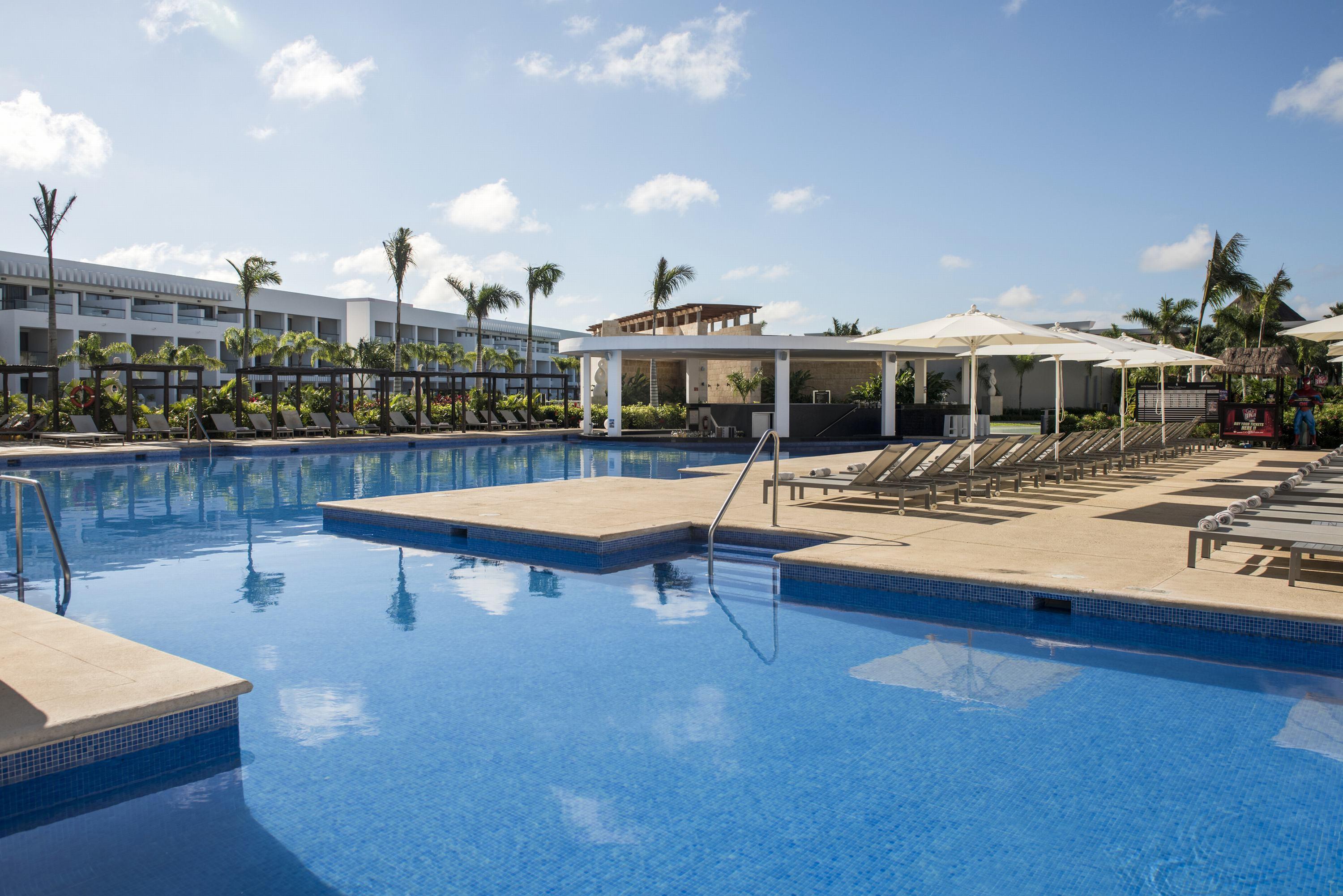 Platinum Yucatan Princess Adults Only Playa del Carmen Exterior foto The pool at the Iberostar Grand Hotel Bávaro