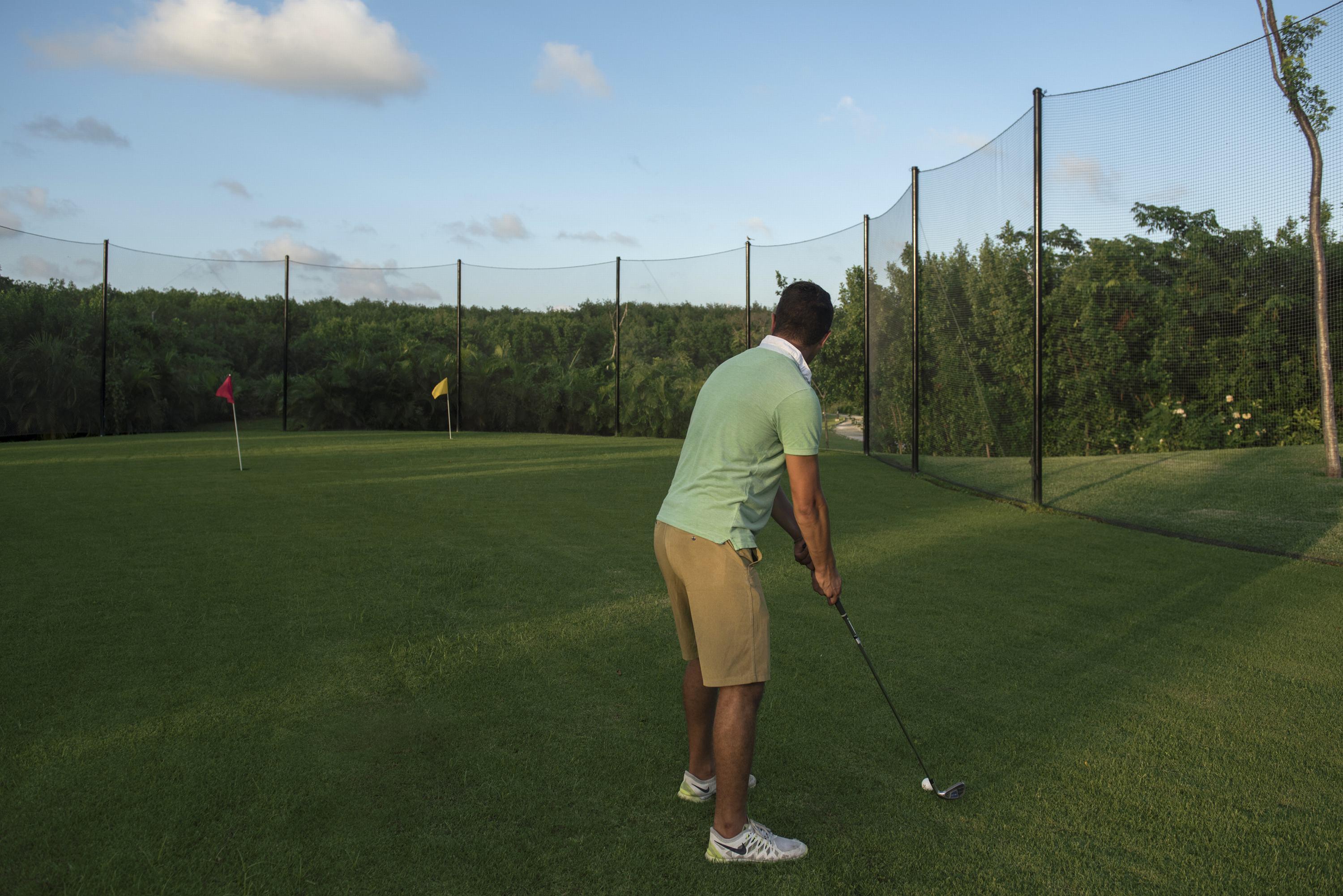 Platinum Yucatan Princess Adults Only Playa del Carmen Exterior foto A golfer at the driving range
